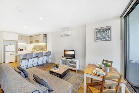 A Chic 2BR Apt Near Southern Cross City Views - Holiday Byron Bay 0