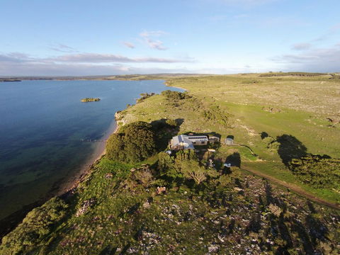 Ratcliff Cottage - Holiday Byron Bay 0