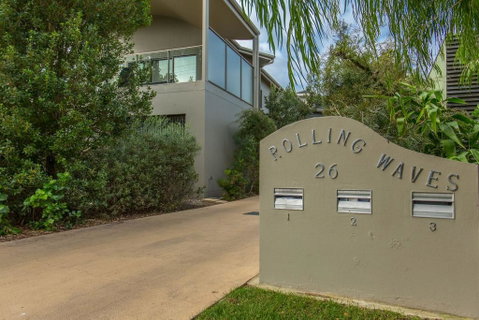 'Rolling Waves 2' On Ocean Drive - Holiday Byron Bay 0