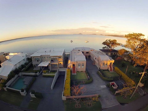 1 'Seaside Splendour' 137 Soldiers Point Road - Beautiful Unit On The Waterfront - Holiday Byron Bay 0