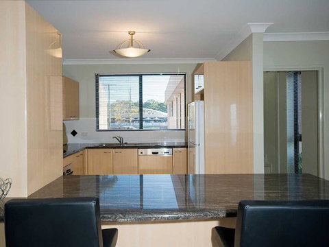 1 'Seaside Splendour' 137 Soldiers Point Road - Beautiful Unit On The Waterfront - Holiday Byron Bay 3