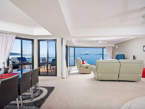 1 'Seaside Splendour' 137 Soldiers Point Road - Beautiful Unit On The Waterfront - Holiday Byron Bay 1