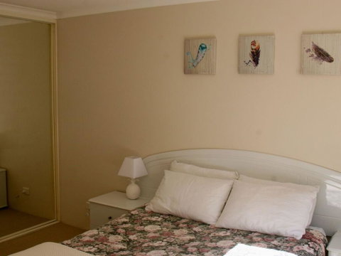 1 'The Clippers' 131 Soldiers Point Road - Fabulous Waterfront Unit - Holiday Byron Bay 3