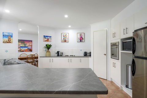 13 Orania Court, Rainbow Shores - Pool, Sleeps 8, Air Conditioning, Fire Pit - Holiday Byron Bay 3