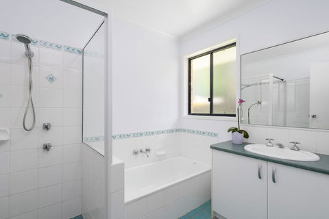 13 Orania Court, Rainbow Shores - Pool, Sleeps 8, Air Conditioning, Fire Pit - Holiday Byron Bay 1