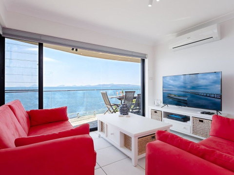2 'Lanimer' 14 Mitchell Street - Beautiful Waterfront Property With Spectacular Views - Holiday Byron Bay 2