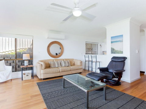 2 'The Pelicans' 53 Soldiers Point Road - Ground Floor Unit On The Waterfront - Holiday Byron Bay 1