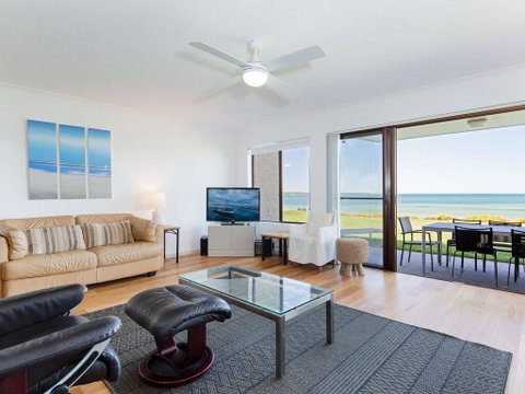 2 'The Pelicans' 53 Soldiers Point Road - Ground Floor Unit On The Waterfront - Holiday Byron Bay 2