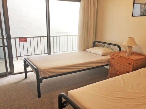 2 'Tradewinds', 110 Victoria Parade - Fantastic Unit With Waterviews & Close To The Marina - Holiday Byron Bay 3