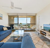 2 Bedroom Top Floor Unit - Ocean Views and Pool - Holiday Byron Bay