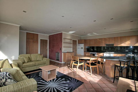 2 Munyang Street, Jindabyne - Holiday Byron Bay 0