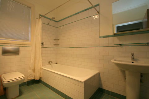 2 Munyang Street, Jindabyne - Holiday Byron Bay 2