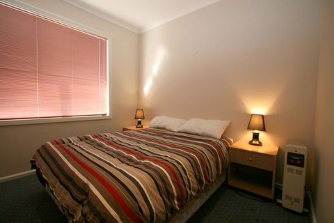 2 Munyang Street, Jindabyne - Holiday Byron Bay 3