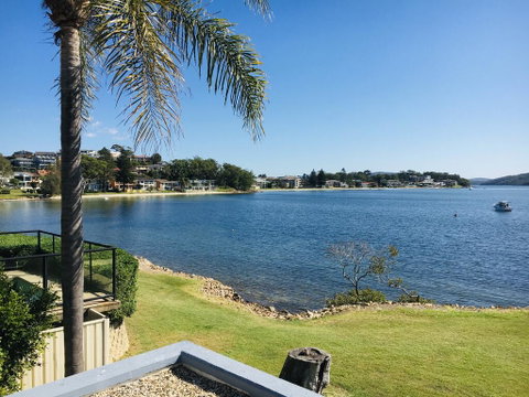 2 The Shores Soldiers Point - Waterfront - Uninterrupted Water Views INCLUDING ALL LINEN & TOWELS, Free Wi-Fi - Holiday Byron Bay 2