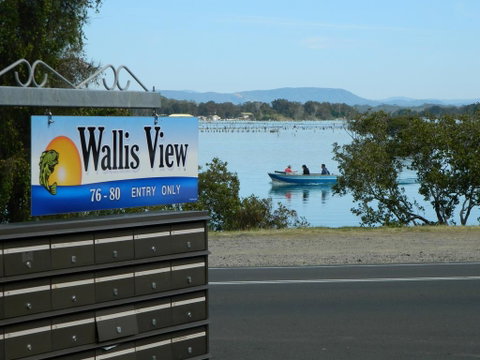 26 Wallis View - Opposite The Lake - 3 Bedroom Apartment - Sleeps 8 - Holiday Byron Bay 0