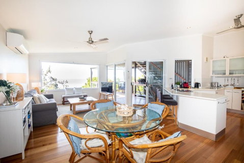 BEST OCEAN VIEWS ON STRADDIE + SUNSET DECK - Holiday Byron Bay 4