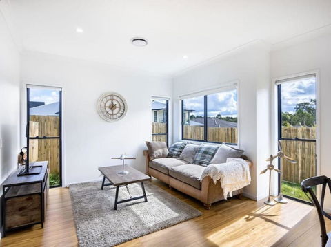 Cute 4BR Family Home In Calamvale - Holiday Byron Bay 1
