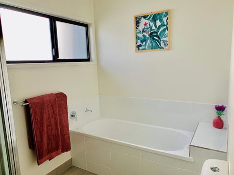 DAYDREAMING Airlie Beach, Water Views & Only 200m To Boardwalk. - Holiday Byron Bay 3
