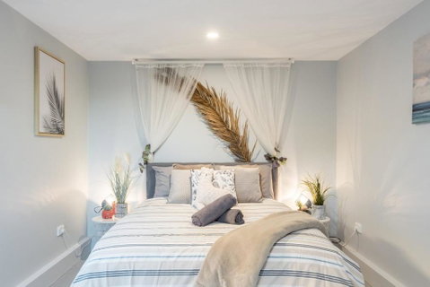 Detached Double Room - Seconds To Transport - Close To China Town - Shared Bathroom - Holiday Byron Bay 0
