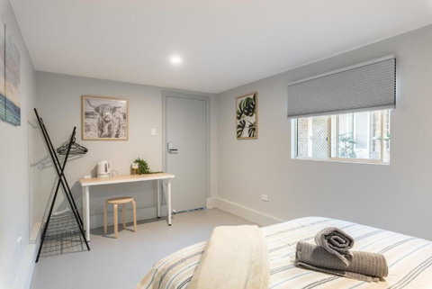 Detached Double Room - Seconds To Transport - Close To China Town - Shared Bathroom - Holiday Byron Bay 1