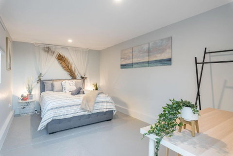 Detached Double Room - Seconds To Transport - Close To China Town - Shared Bathroom - Holiday Byron Bay 2