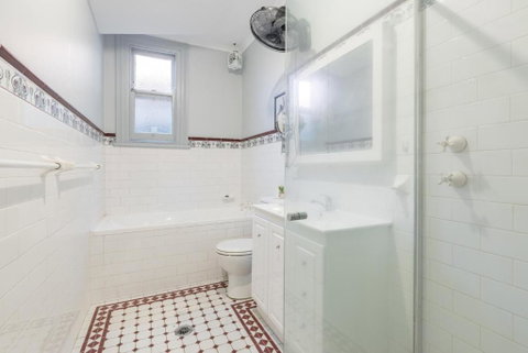 Detached Double Room - Seconds To Transport - Close To China Town - Shared Bathroom - Holiday Byron Bay 3