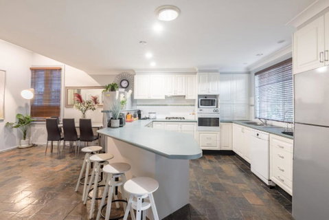 Detached Double Room - Seconds To Transport - Close To China Town - Shared Bathroom - Holiday Byron Bay 4