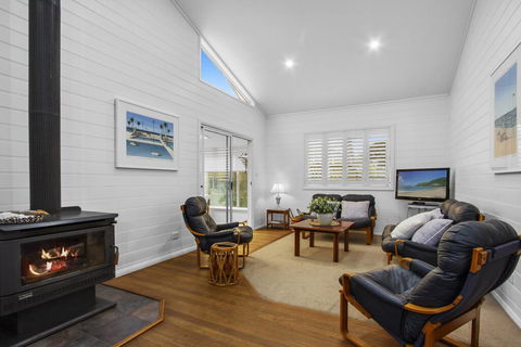 3 Macleay St, Narrawallee - Holiday Byron Bay 2