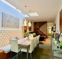 3 Storey Home Close Walk to Fox Studios SCG  City - Holiday Byron Bay