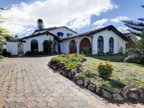 31 Rest Point Absolute Waterfront With Jetty - Holiday Byron Bay 0