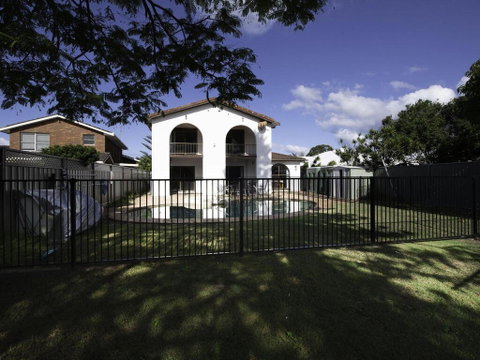 31 Rest Point Absolute Waterfront With Jetty - Holiday Byron Bay 3