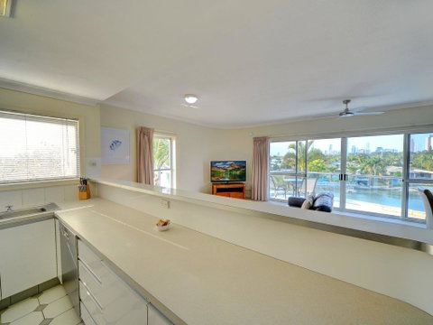 3br Broadbeach Lakefront Apartment - Holiday Byron Bay 2