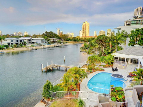 3br Broadbeach Lakefront Apartment - Holiday Byron Bay 1
