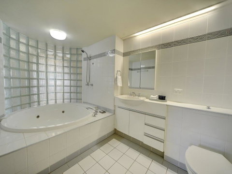 3br Broadbeach Lakefront Apartment - Holiday Byron Bay 3