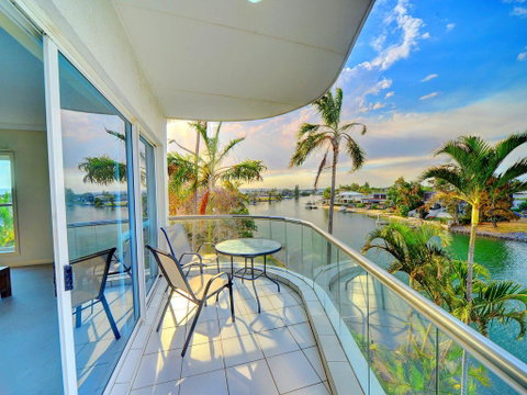 3br Broadbeach Lakefront Apartment - Holiday Byron Bay 0