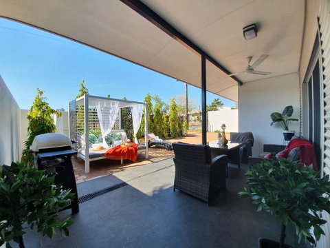 4 BEDROOM GARDENS ESCAPE - CHAMPAGNE STAYS Darwin - Holiday Byron Bay 3