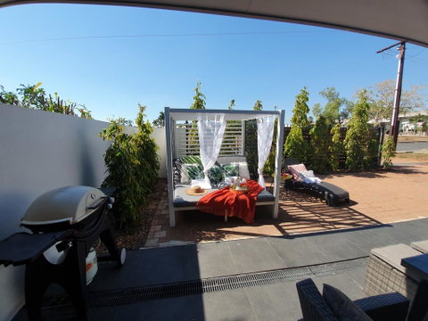 4 BEDROOM GARDENS ESCAPE - CHAMPAGNE STAYS Darwin - Holiday Byron Bay 2