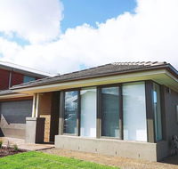 5Bed 2Bath Family House in Werribee - Holiday Byron Bay
