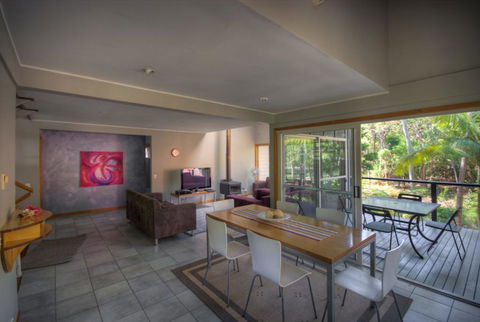 6 Satinwood Drive - Rainbow Shores, Stylish Beach House, Free WiFi - Holiday Byron Bay 1