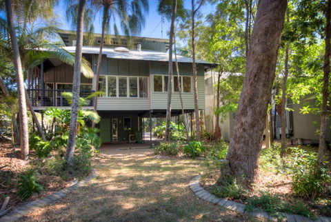 6 Satinwood Drive - Rainbow Shores, Stylish Beach House, Free WiFi - Holiday Byron Bay 0