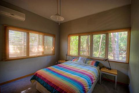 6 Satinwood Drive - Rainbow Shores, Stylish Beach House, Free WiFi - Holiday Byron Bay 2