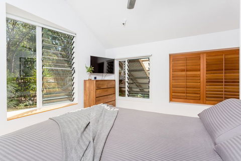 7 Naiad Court - Rainbow Shores, Perfect Beach House, Swimming Pool And Walk To Beach, Aircon, Wi-Fi - Holiday Byron Bay 1