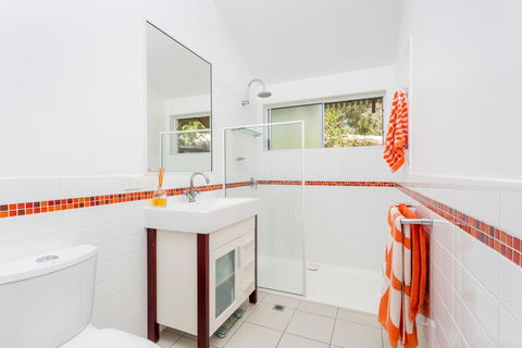 7 Naiad Court - Rainbow Shores, Perfect Beach House, Swimming Pool And Walk To Beach, Aircon, Wi-Fi - Holiday Byron Bay 2