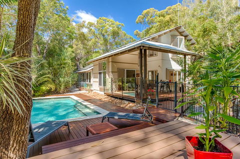 7 Naiad Court - Rainbow Shores, Perfect Beach House, Swimming Pool And Walk To Beach, Aircon, Wi-Fi - Holiday Byron Bay 0