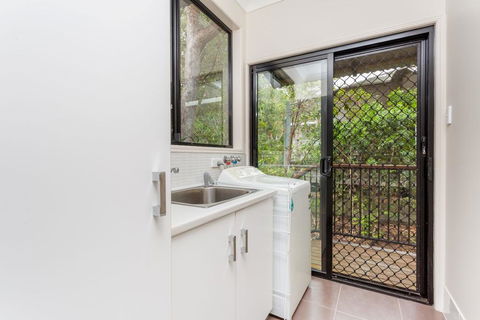 8 Ibis Court - Rainbow Shores, Swimming Pool, Walk To Beach, Executive Beach House - Holiday Byron Bay 2