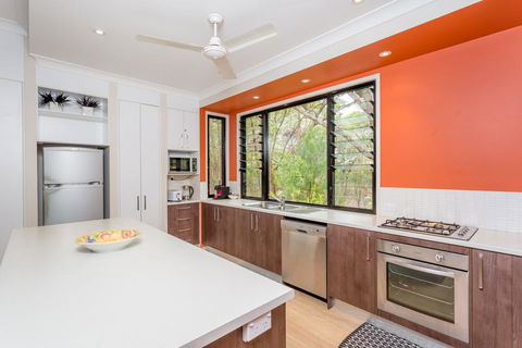 8 Ibis Court - Rainbow Shores, Swimming Pool, Walk To Beach, Executive Beach House - Holiday Byron Bay 3