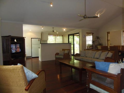8 Orania Court - Rainbow Shores, Privacy, Peace And Quiet - Holiday Byron Bay 2