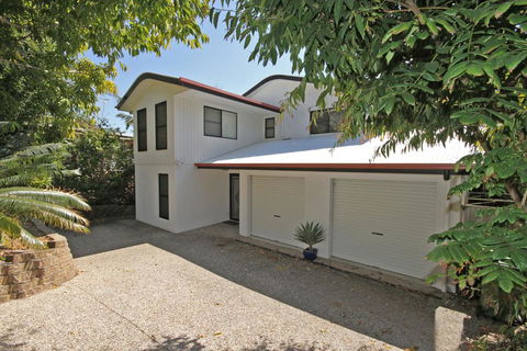 8 Springfield Avenue - Pet Friendly, Linen Included - Holiday Byron Bay 0