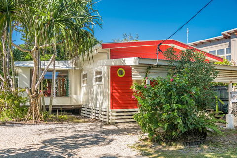 A SWEET ESCAPE - Beachcombers Cottage Beachfront - Holiday Byron Bay 0