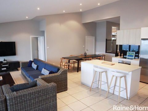Absolutely Avoca - 114a Avoca Drive, Avoca Beach - Holiday Byron Bay 3